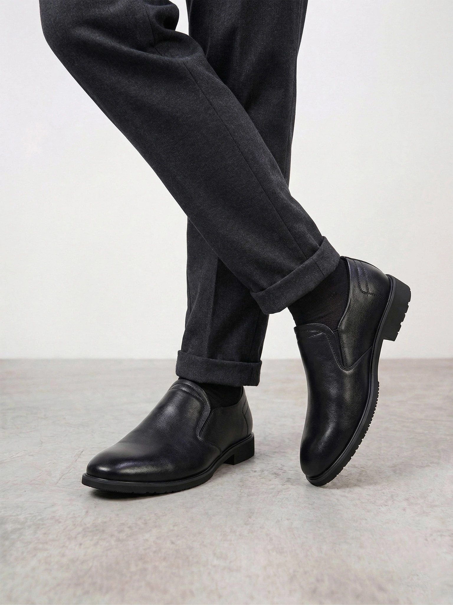 Туфли черного цвета с эластичными вставками на низком каблуке